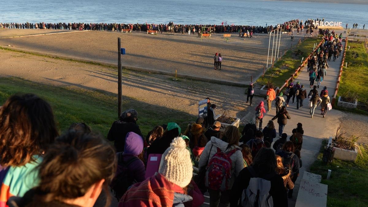 Las asistentes al encuentro se manifestaron por las calles de San Carlos de Bariloche al grito de “arriba los derechos, arriba los salarios, arriba la Wiphala, abajo la reforma”.