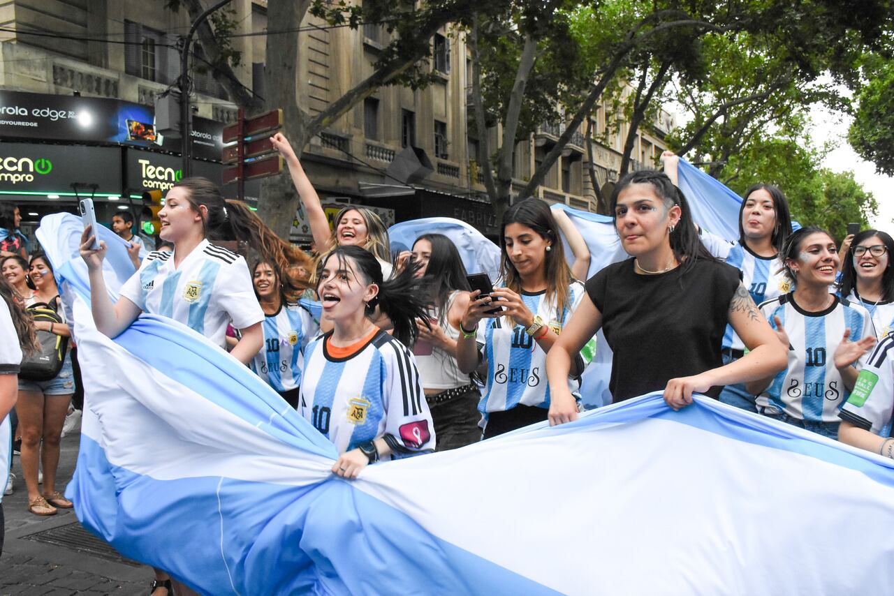 El centro de Mendoza se vistio de celeste y blanco para festejas el 2 a 0 de Argentinas  vs Mexico.