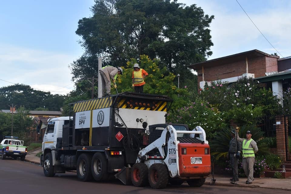 Puerto Piray: inician trabajos de bacheo en varias avenidas.