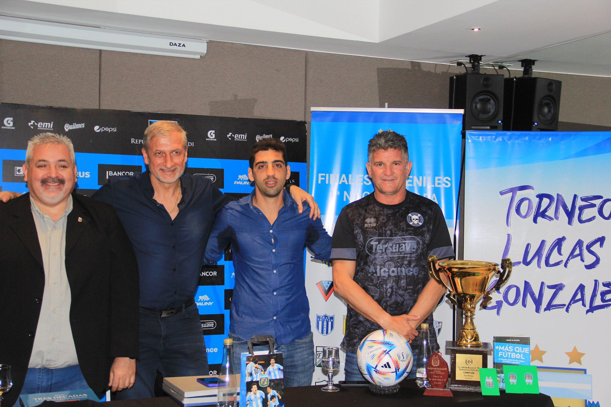 Dante Majori (AFA), Héctor Campana, Mateo Magadán (Quilmes) y Luis Artime, en la presentación de las finales juveniles que se juegan en el Kempes (Prensa Belgrano)