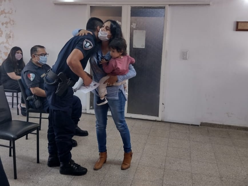 El abrazo de reconocimiento por parte de la madre del pequeño Baltazar hacia el Sargento Germán Luján.