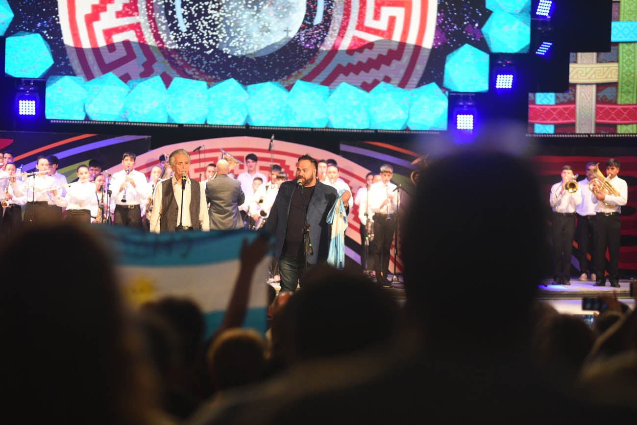 Jairo y Juan Fuentes interpretan el Himno en la primera noche del 63° festival de Cosquín (La Voz)