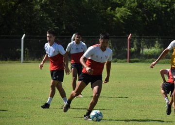 El plantel de Instituto en los primeros entrenamientos, con distanciamiento. Después, se permitirían los trabajos con pelota (La Voz)