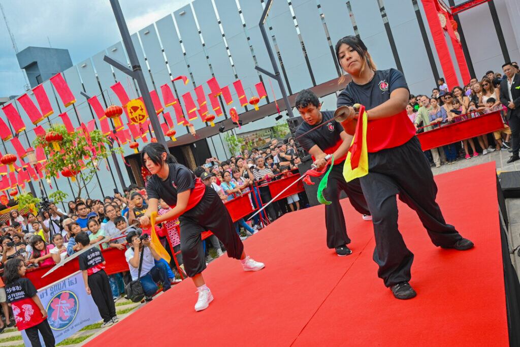 La celebración incluyó espectáculos que reflejaron la cultura china en diferentes aspectos de su cultura y tradiciones, como también hubo una propuesta gastronómica que permitió al público degustar los sabores del gigante asiático.