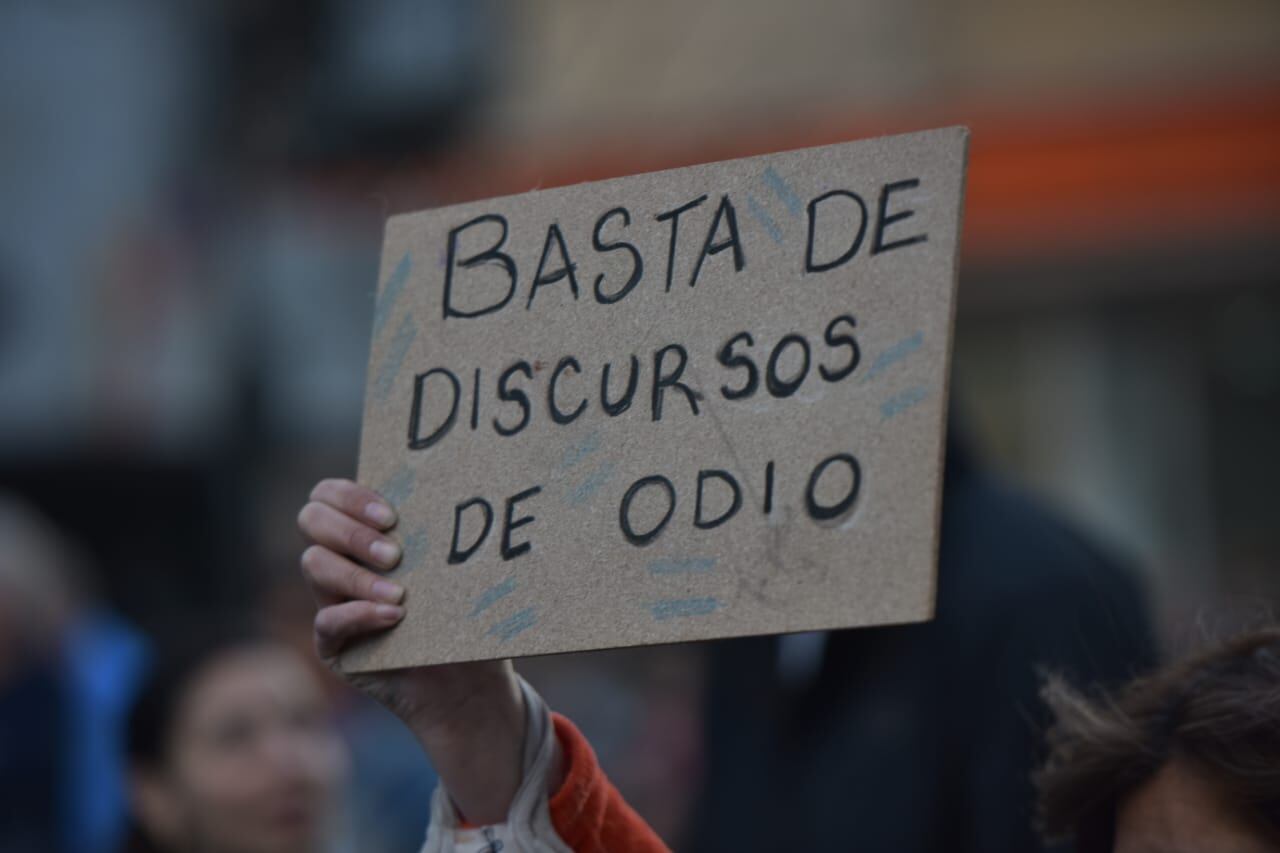 Marcha en repudio al atentado contra la vicepresidenta Cristina Fernández de Kirchner por las calles de Córdoba. (Facundo Luque / La Voz)