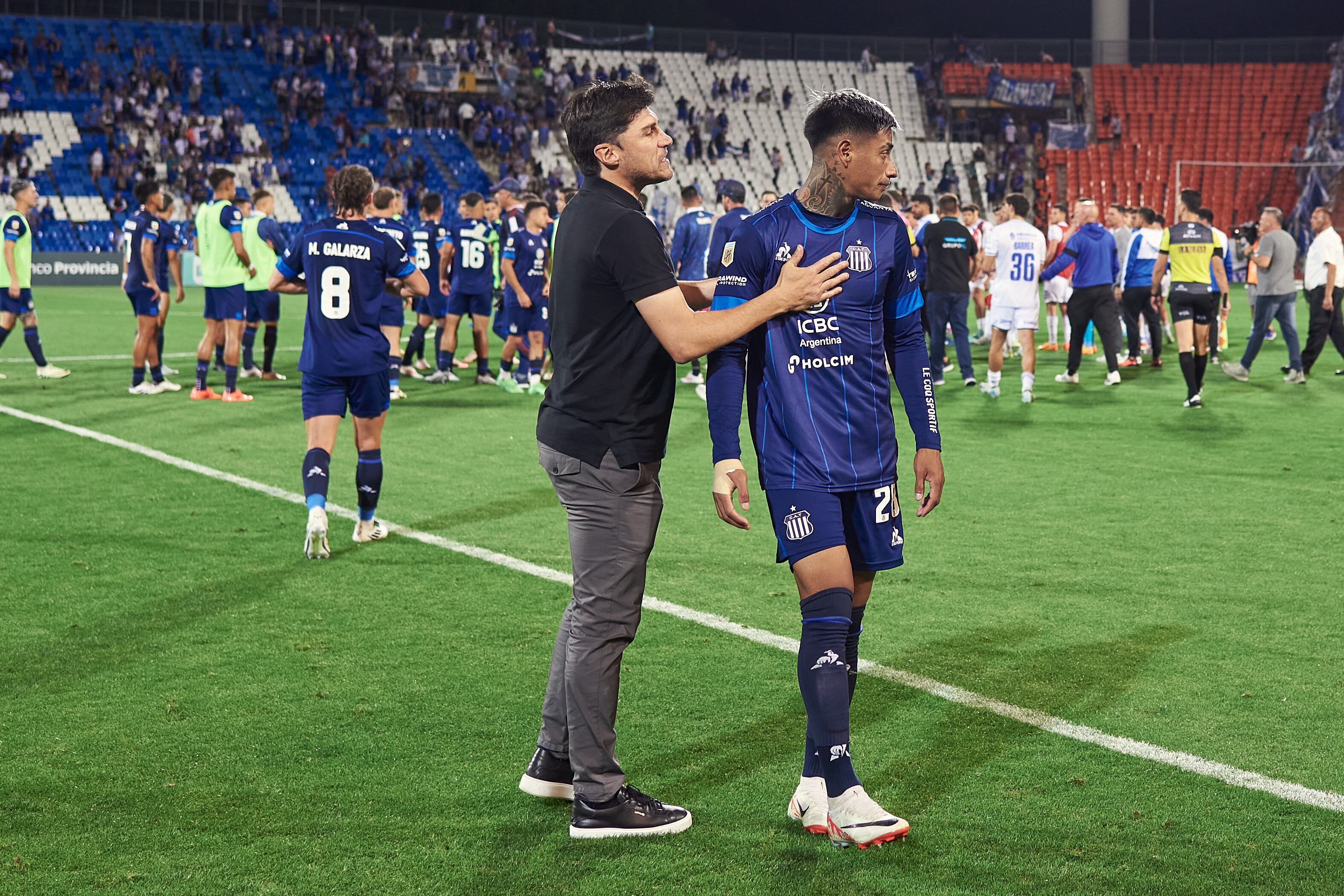 Alexander Medina y Juan Portillo, después del 1-0 de Talleres sobre Godoy Cruz en Mendoza. (Prensa Talleres)