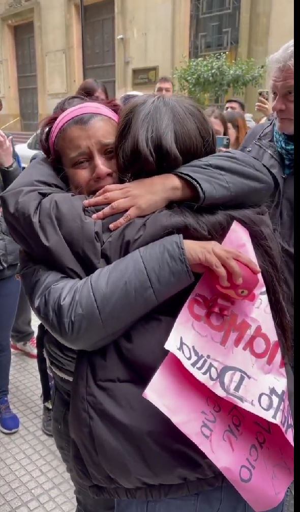 María Becerra con uno de sus fans. 