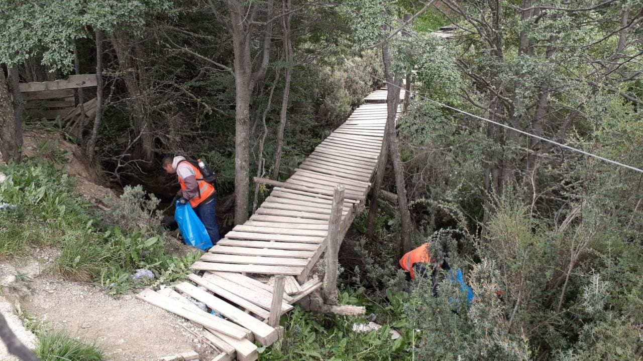 Ushuaia: realizaron jornada de limpieza del Arroyo cercano a la calle Isla Redonda