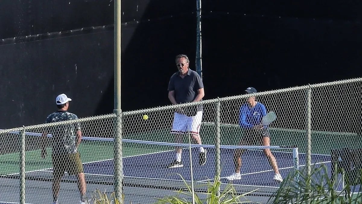 Matthew Perry jugando Pickleball.