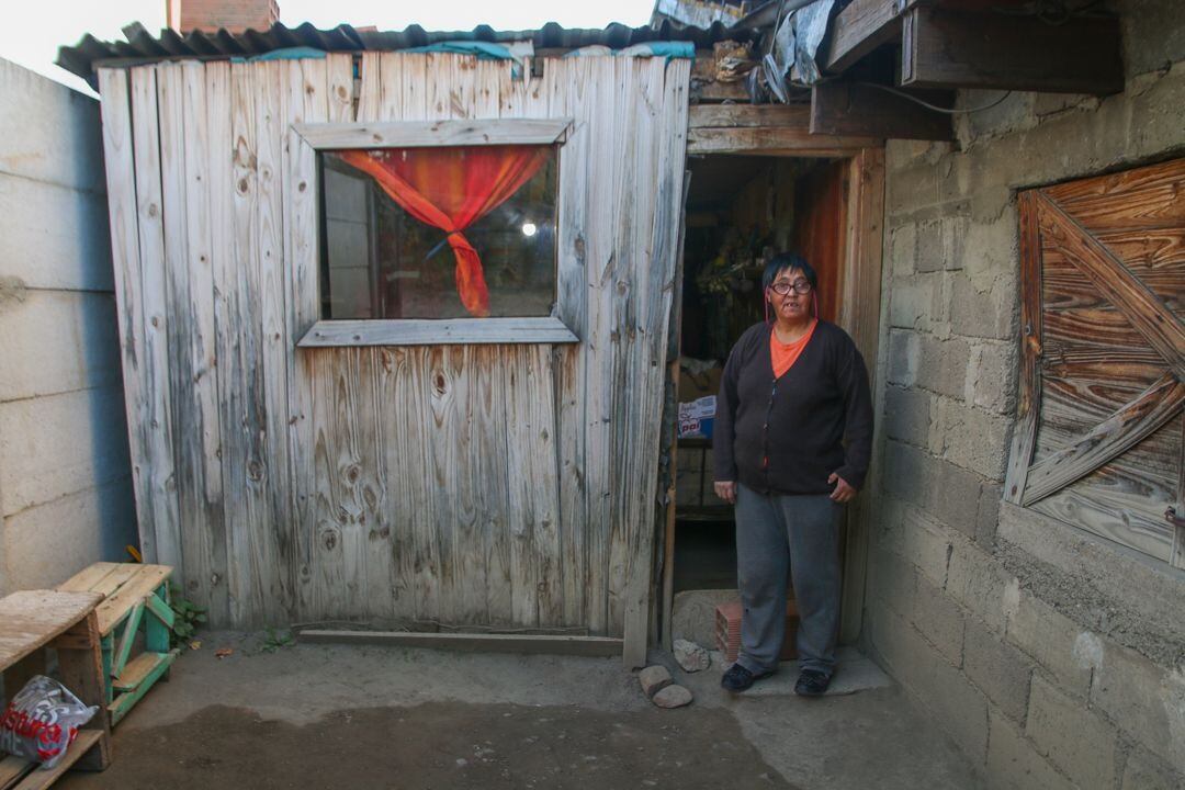 Alicia vive en un pequeño cuarto al lado de la casa de su hermano y su madre quien quedó en silla de ruedas hace un tiempo y sus hijos se turnan para cuidarla.