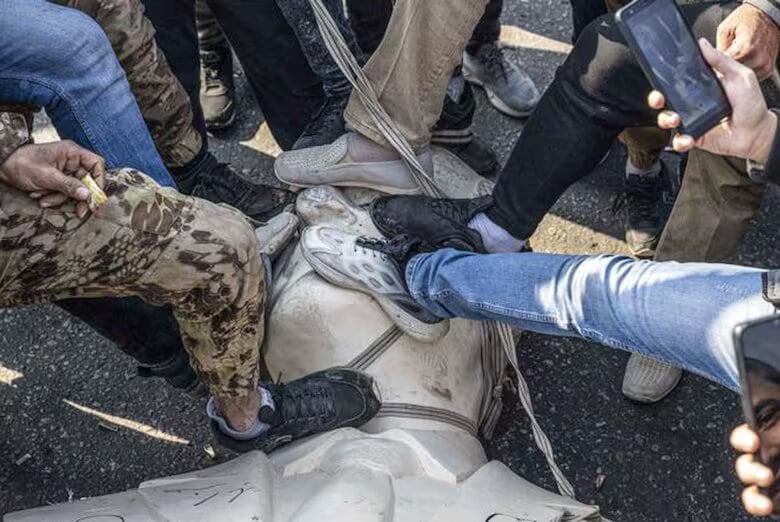 Caída de la estatua en Siria.