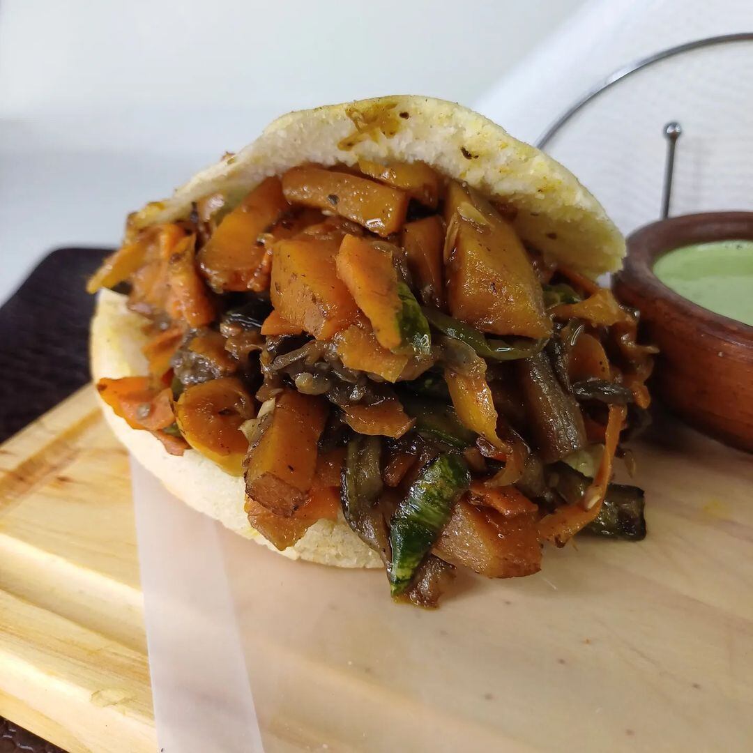 Arepa rellena de vegetales en Caribbean.