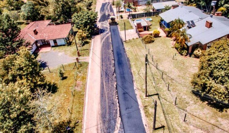 Continúan las obras de asfaltado en la calle Asunción en Eldorado