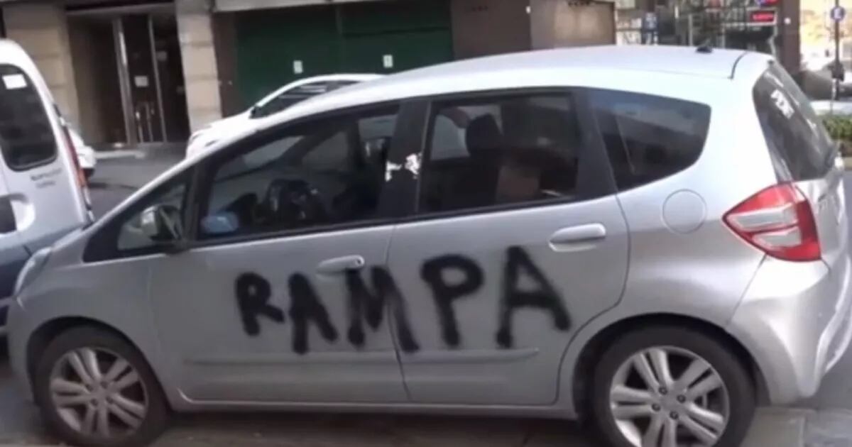 Las multas se triplican cuando los autos obstaculizan rampas o lugares reservados. 