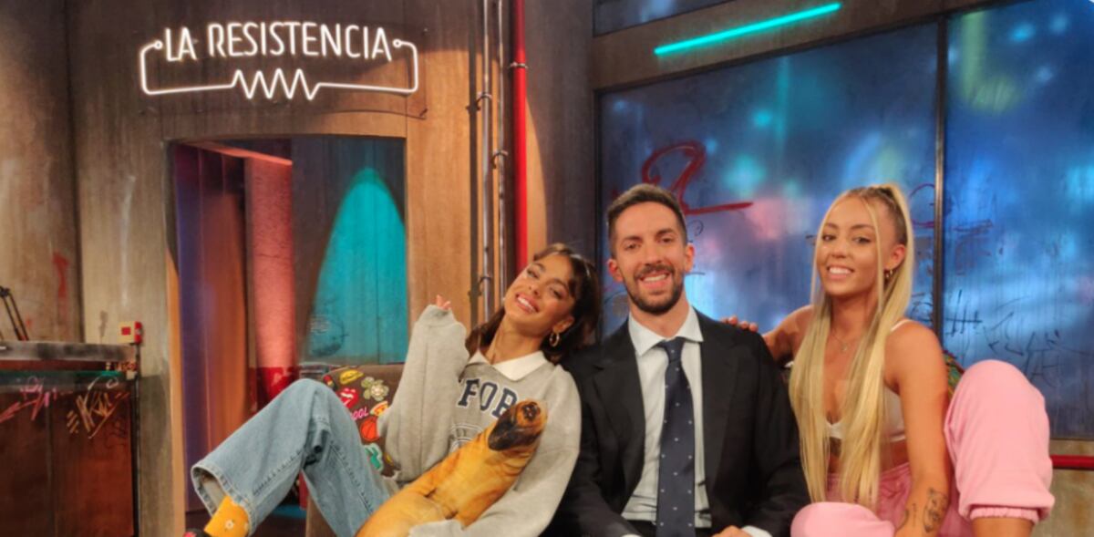 Tini Stoessel se tatuó en vivo y recibió el triple platino en España por su canción junto a María Becerra