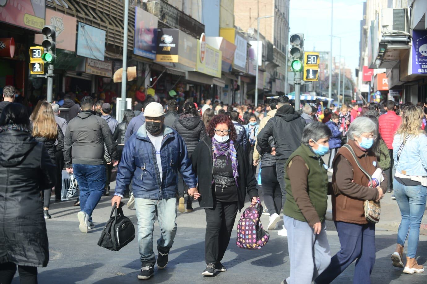 Una familia busca qué comprarle a papá para su día.