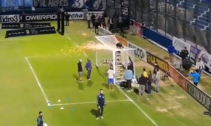 Previo al partido de Godoy Cruz ante Central Córdoba, debieron arreglar el arco del sector Oeste del estadio Feliciano Gambarte. Fue con una amoladora.