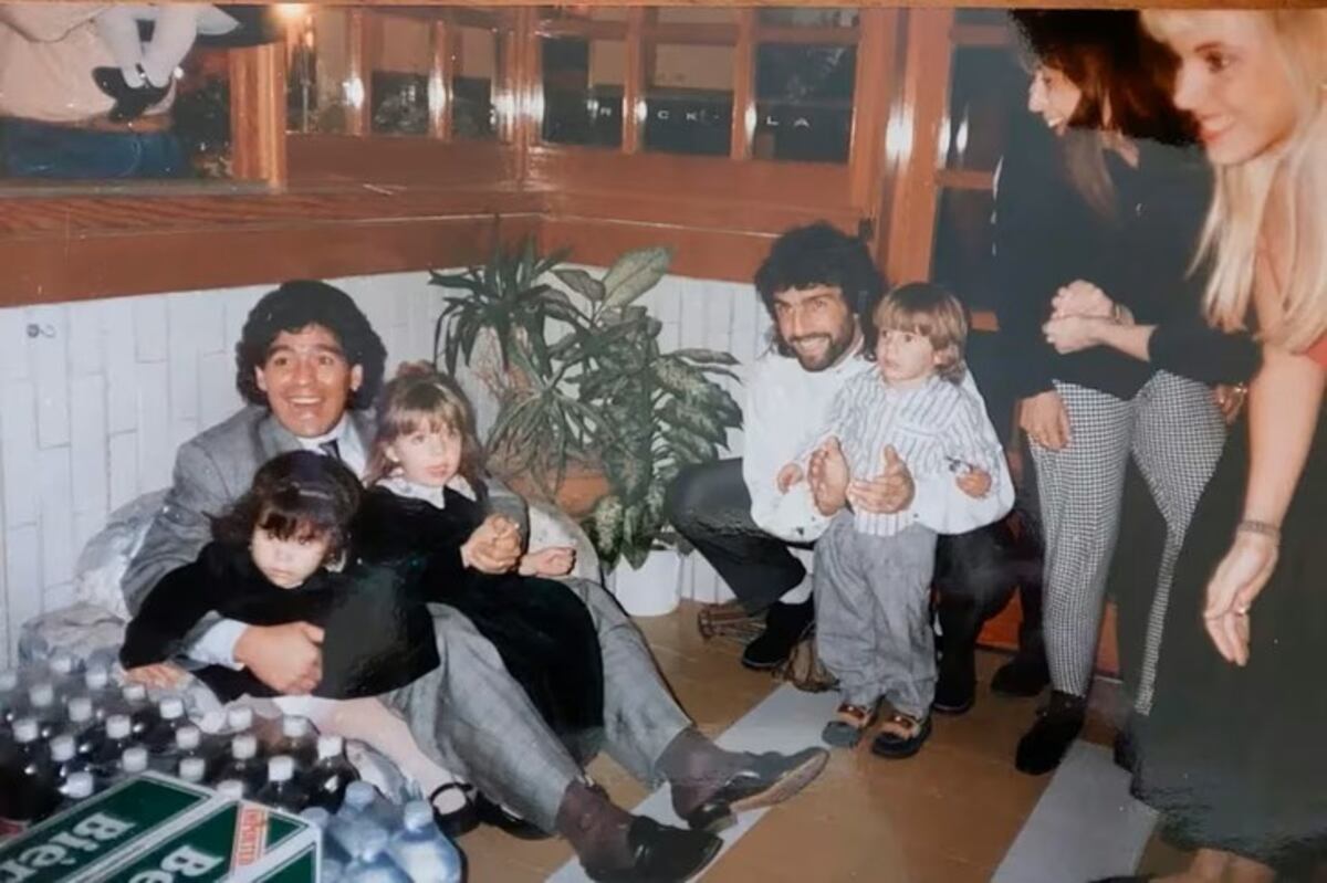 Es uruguayo, se ganó el corazón de Maradona y ahora abrió una agencia de quinielas en La Paternal