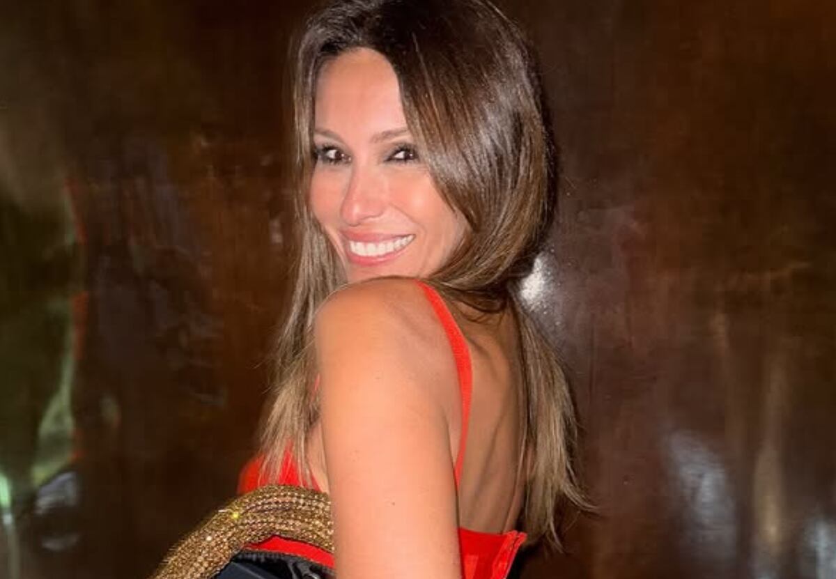 Pampita conquistó las playas de Miami con una microbikini bicolor