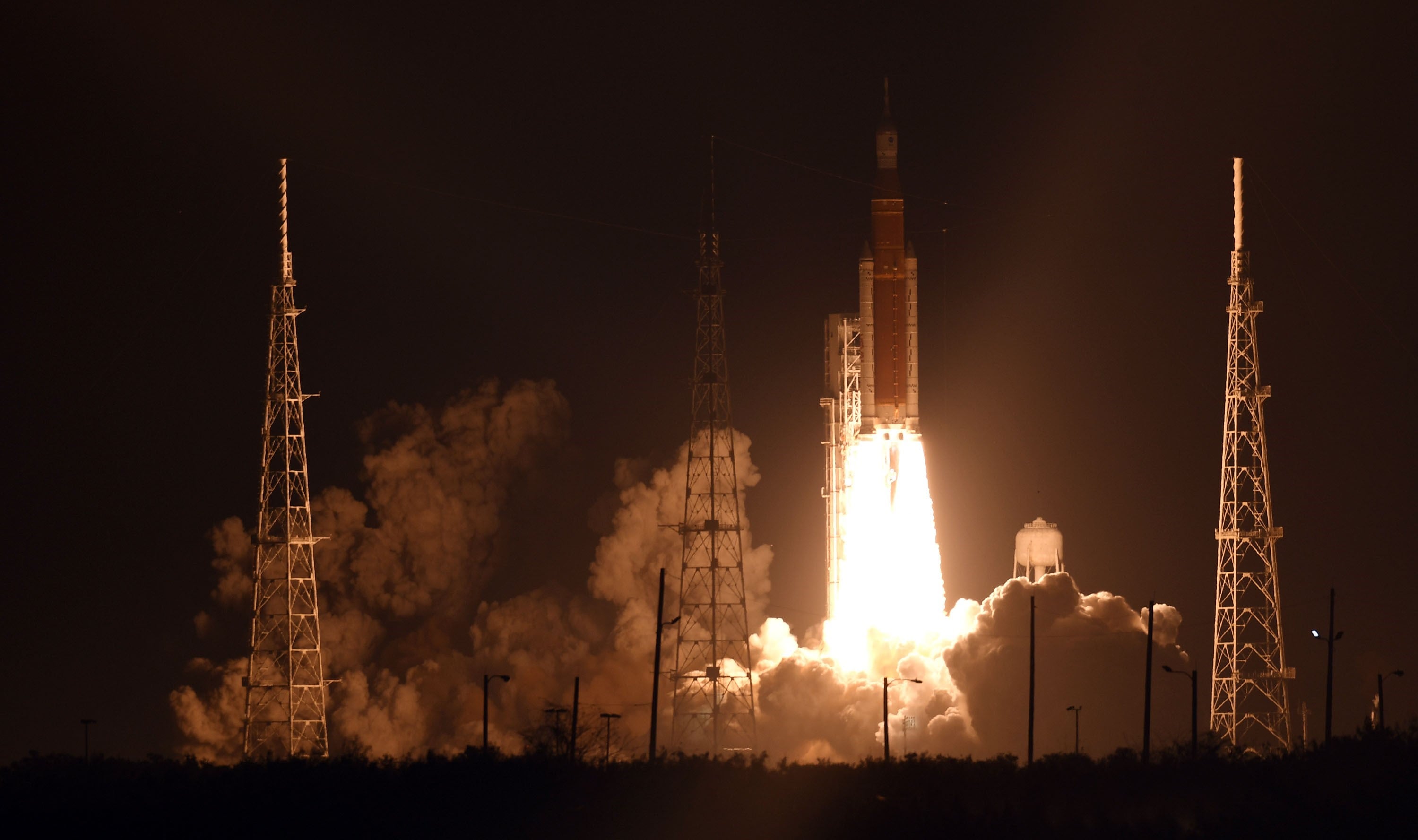 El impresionante despegue nocturno de la misión Artemisa I de la NASA.