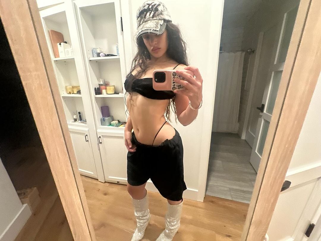 Microtop, pantalones ultra bajos y tanga a la vista: el look explosivo de la Rosalía en el cumpleaños de Charli XCX