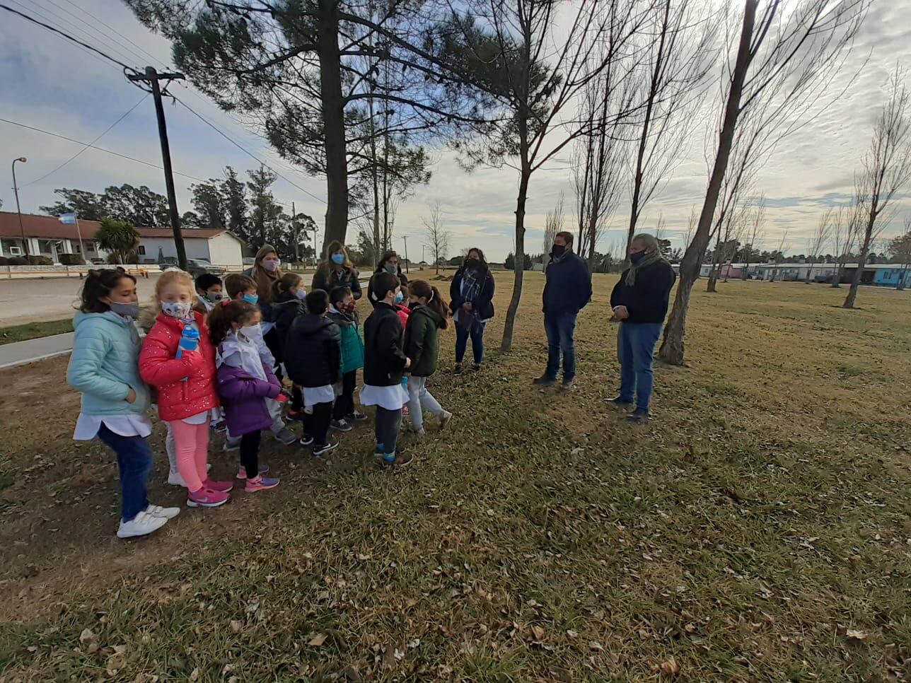 Niños de la Escuela Nº 17 de Orense plantaron pinos