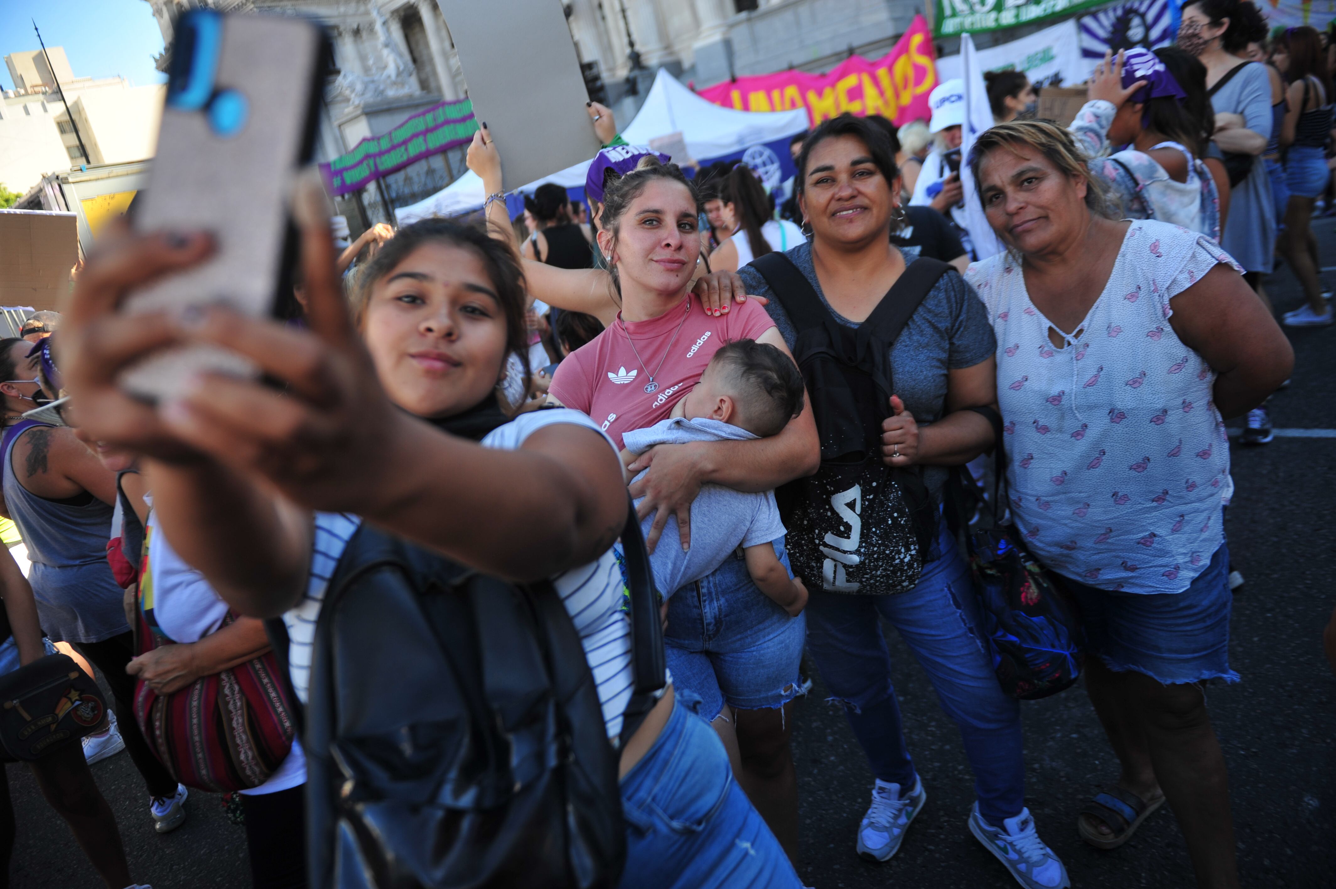 Marcha por el día internacional de la mujer en la ciudad de Buenos Aires
Mujeres de distintas edades marchan en reclamo . ( CLARIN)