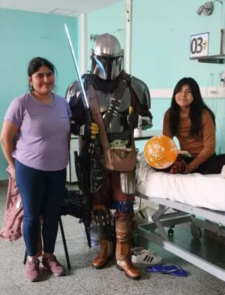 Fascinado con el Mandalorian, un neuquino confeccionó el traje y acompañó a los niños de un hospital vestido como el héroe de Star Wars.