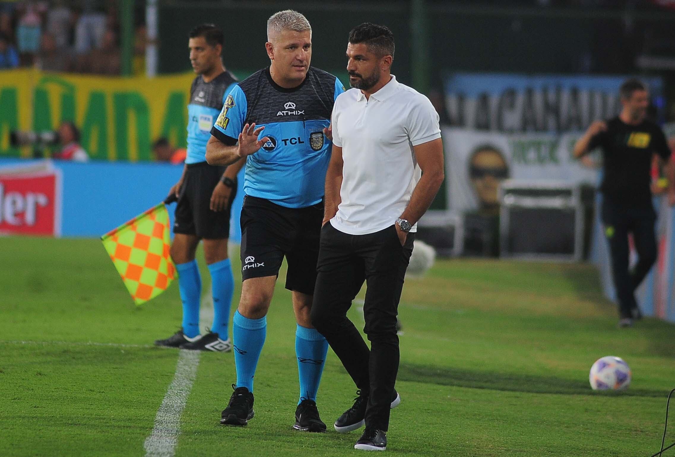 Javier Gandolfi, entrenador de Talleres, en el cotejo ante Defensa y Justicia. (Fotobaires).