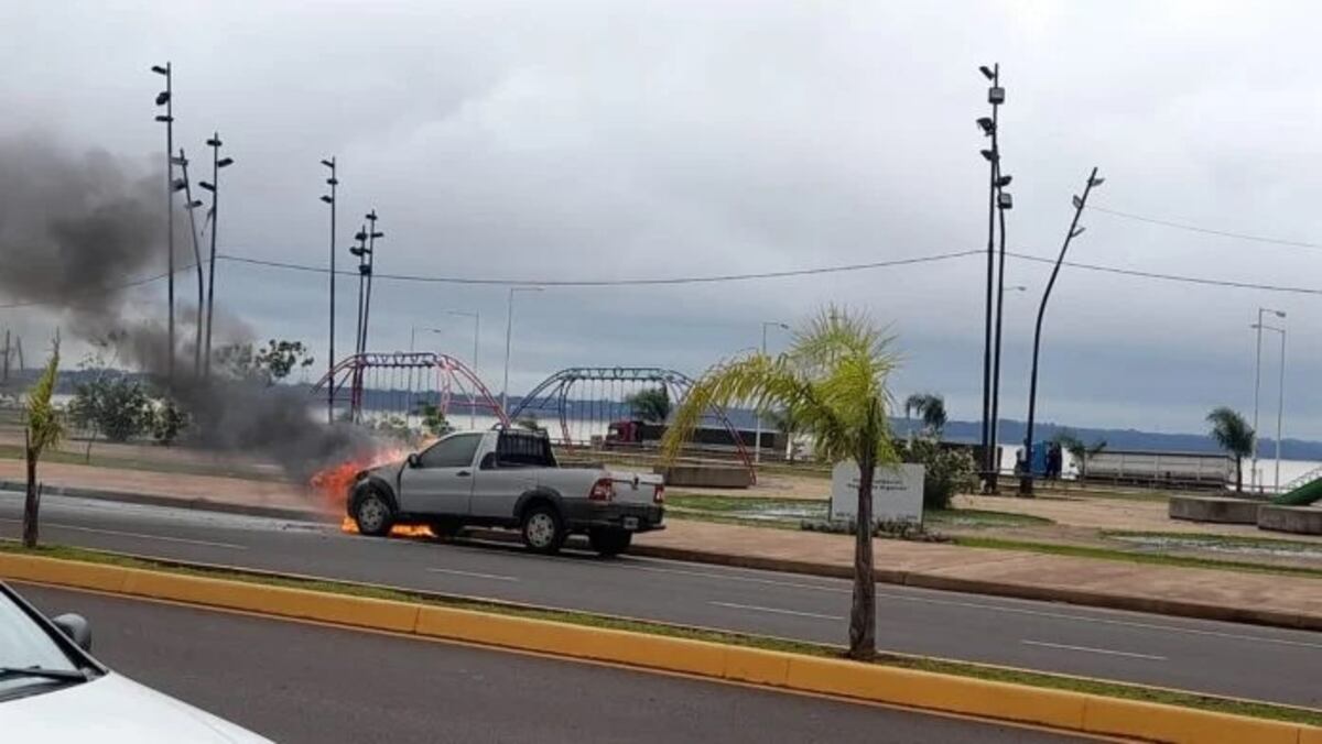Se incendió un auto en plena costanera de Posadas