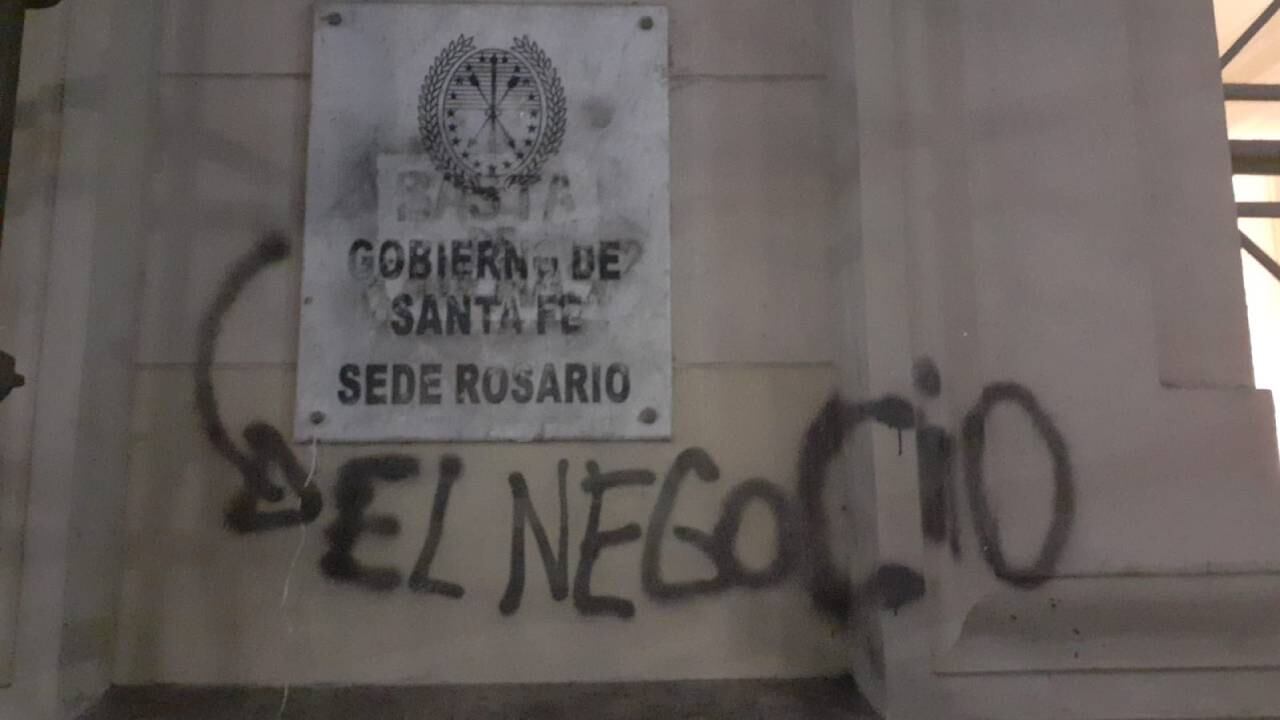 Sobre la placa de mármol de la sede de la gobernación atribuyeron las quemas a un negocio.