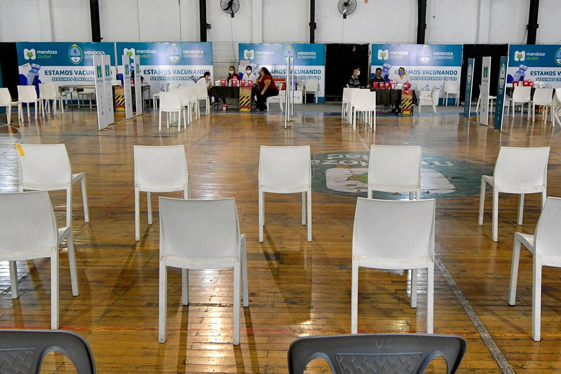 Vacunatorios de Campaña del Gran Mendoza
En la foto, al medio día de la federación Mendocina de Box.

Foto: Orlando Pelichotti/ Los Andes