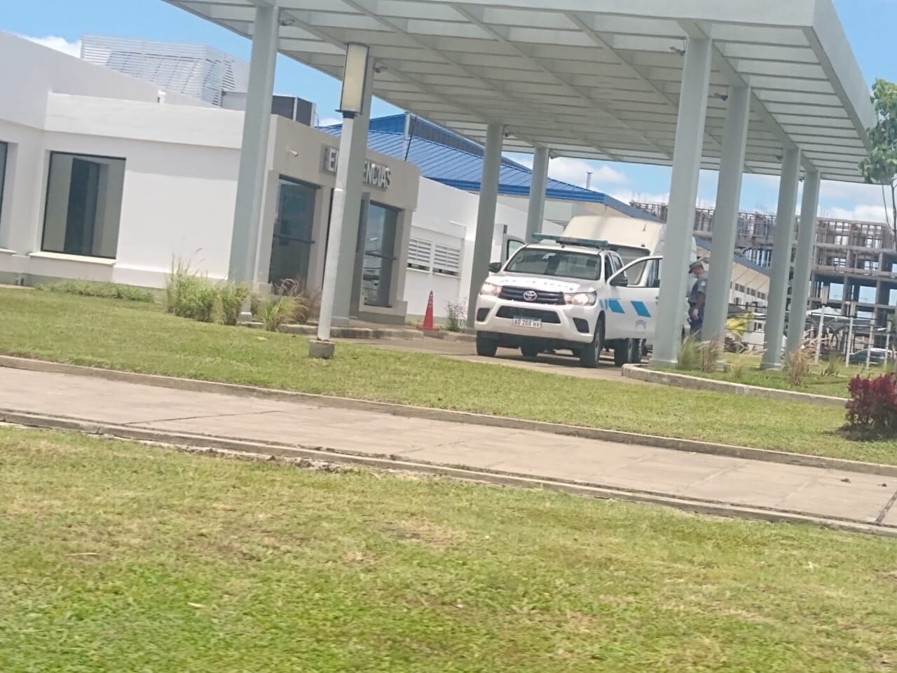 A la misma hora que se desarrollaba la conferencia ingresaba el transporte con los nuevos casos positivos