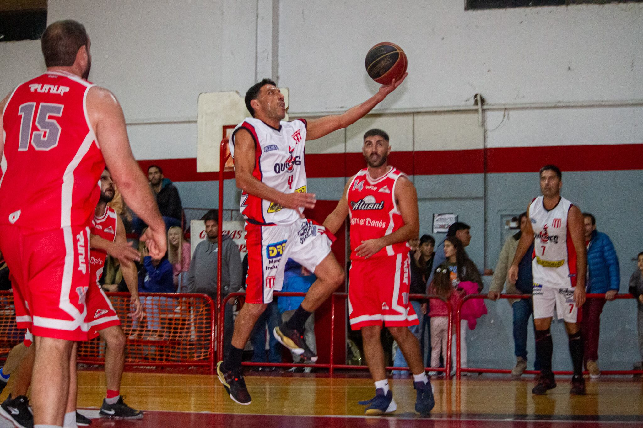 Torneo Oficial de Básquet de Tres Arroyos: Blanco y Negro y Huracán son los punteros