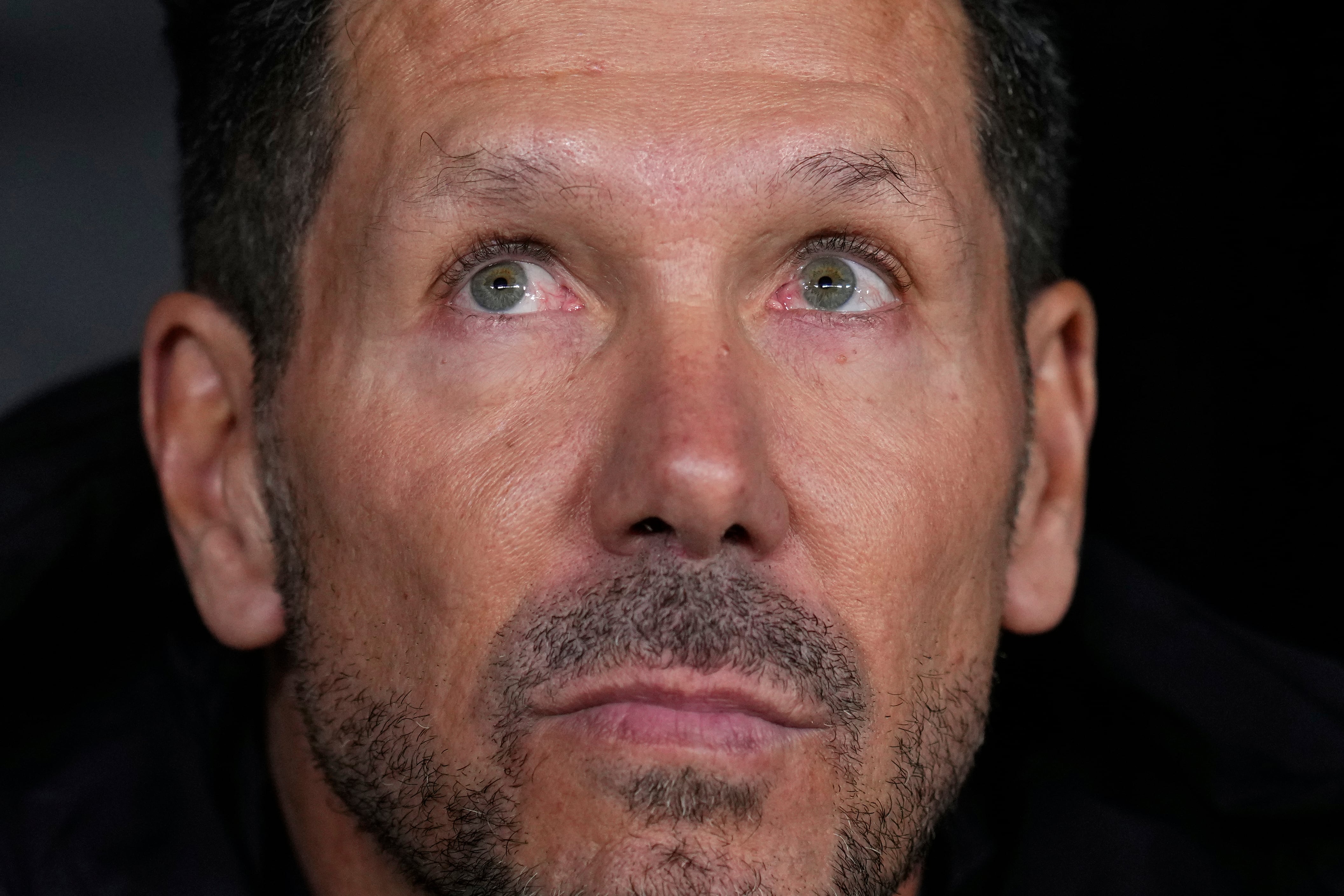 Diego Simeone, el técnico del Atlético de Madrid, durante el partido contra el Real Madrid por los octavos de final de la Liga de Campeones, el 4 de marzo de 2025. (AP Foto/Manu Fernández)