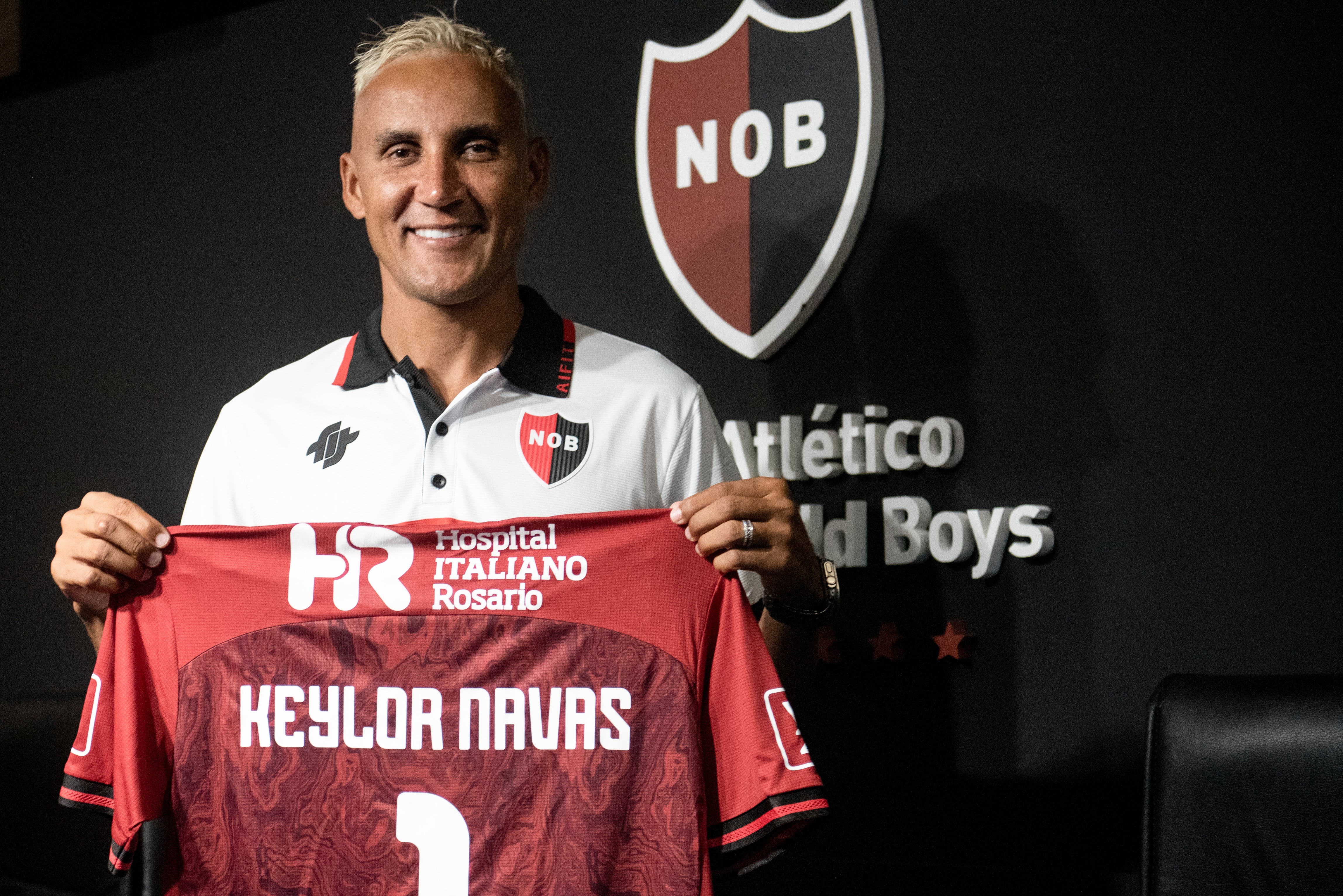 El costarricense Keylor Navas posa para las fotos durante su presentación como nuevo protero del Newell's Old Boys en Rosario, Argentina el viernes 24 de enero del 2025. (AP Foto/Farid Dumat Kelzi)