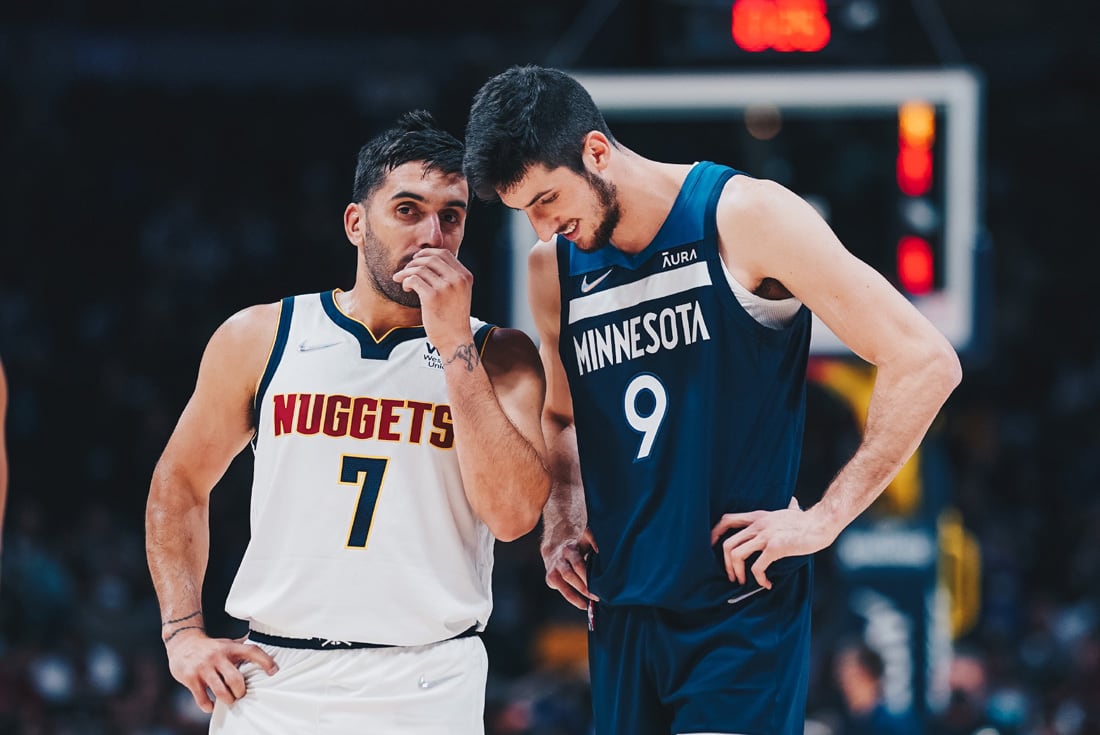 Los cordobeses Campazzo y Bolmaro estuvieron el viernes por primera vez cara a la cara en la NBA, aunque fue en la pretemporada. (@Timberwolves)