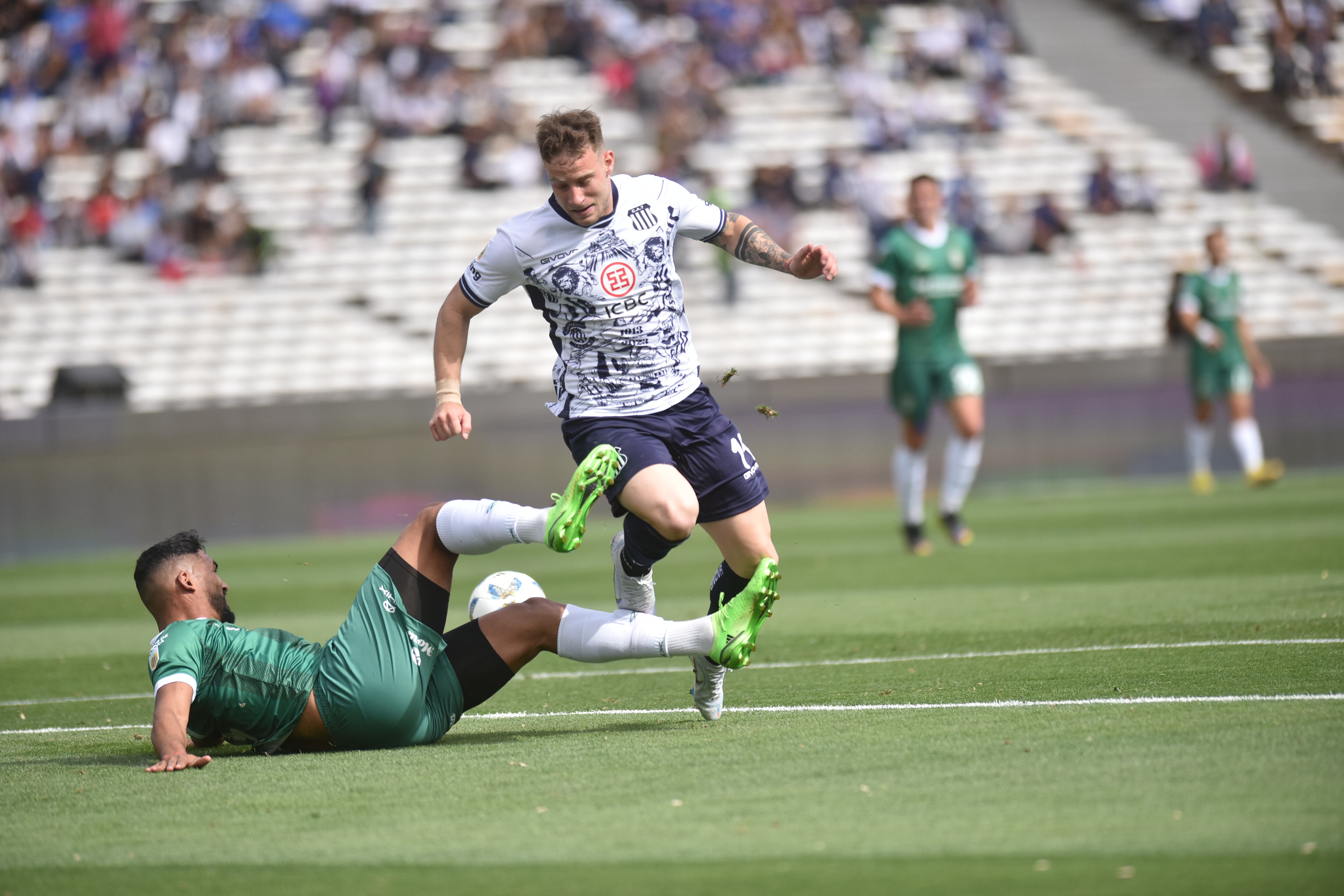 En esta jugada Bruno Barticciotto resultó lesionado en el partido Talleres vs Banfield en el primer tiempo. Foto Javier Ferreyra