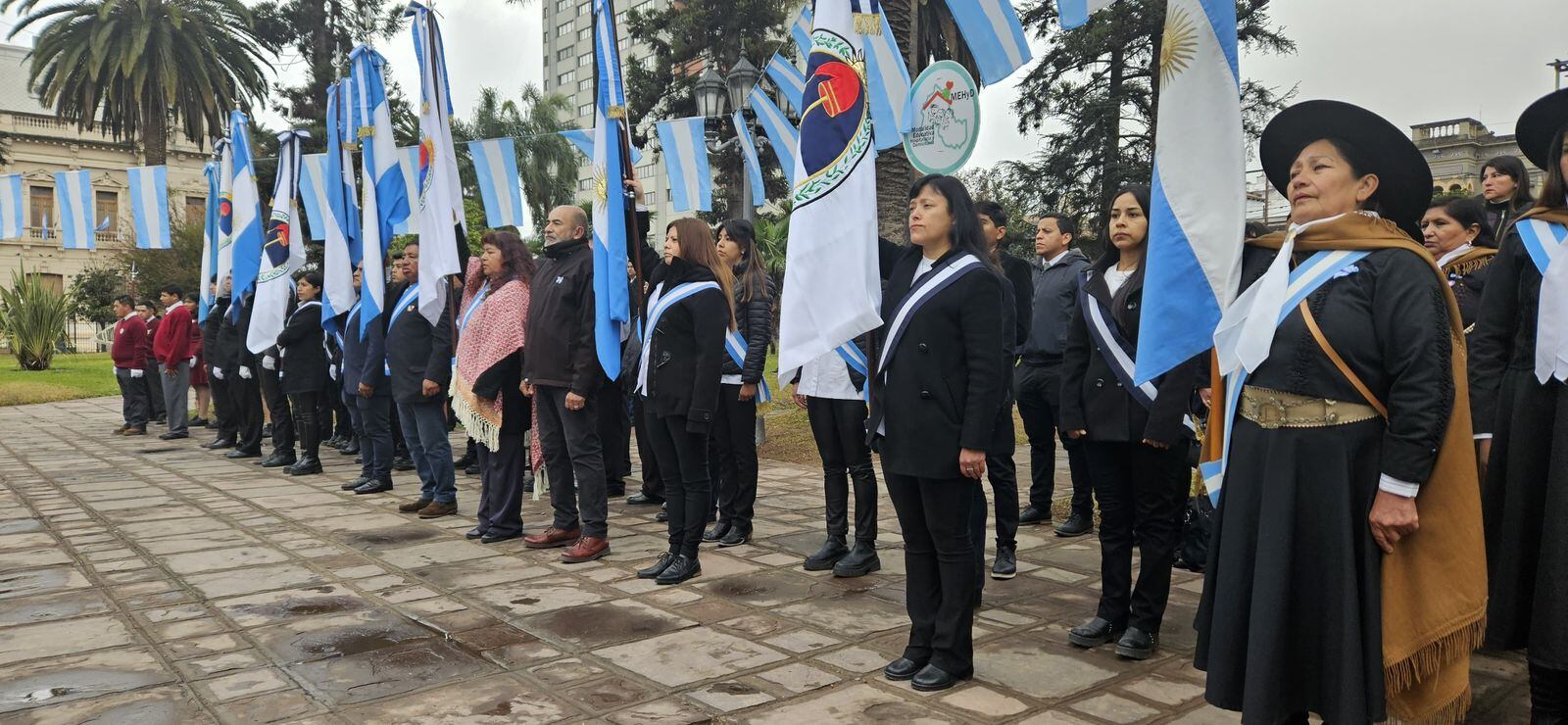 La Bandera Nacional de la Libertad Civil, que legara el general Belgrano a Jujuy, junto a la Bandera argentina, portadas por representantes de diferentes instituciones educativas y civiles.