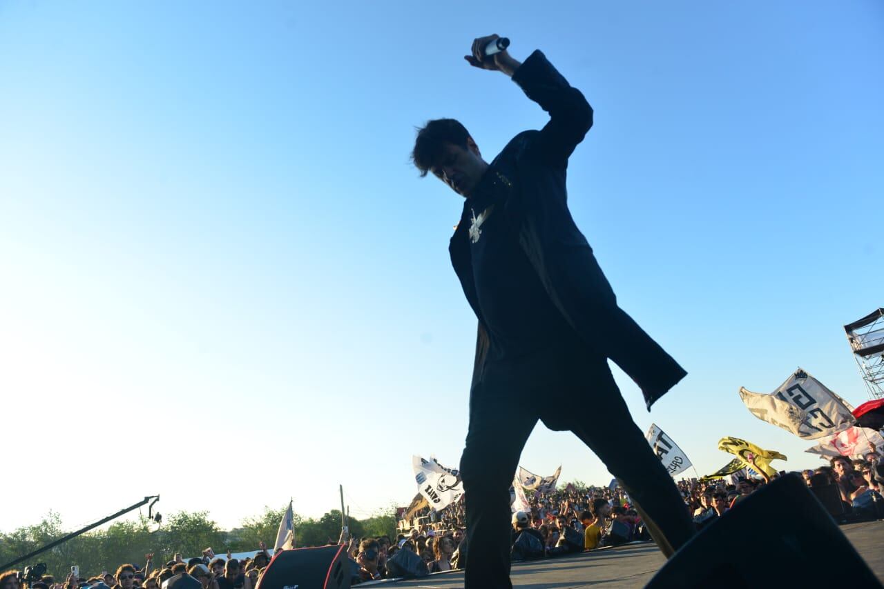 Andrés Ciro Martínez , en el arranque del show  de Ciro y Los Persas, en el arranque de su show en el Cosquín Rock 2024. (Javier Ferreyra/ La Voz)