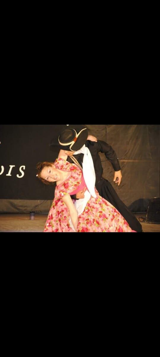 Imágenes de las y los puntanos celebrando el Día de la Tradición en San Luis: Daiana bailando folclore en su adolescencia.