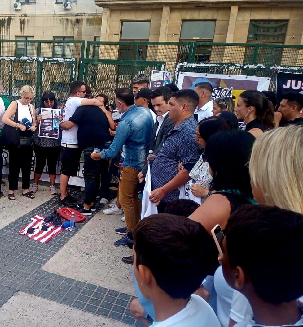 El papá de Lucas González mostró los botines y las canilleras con las que jugaba su hijo en Barracas Central