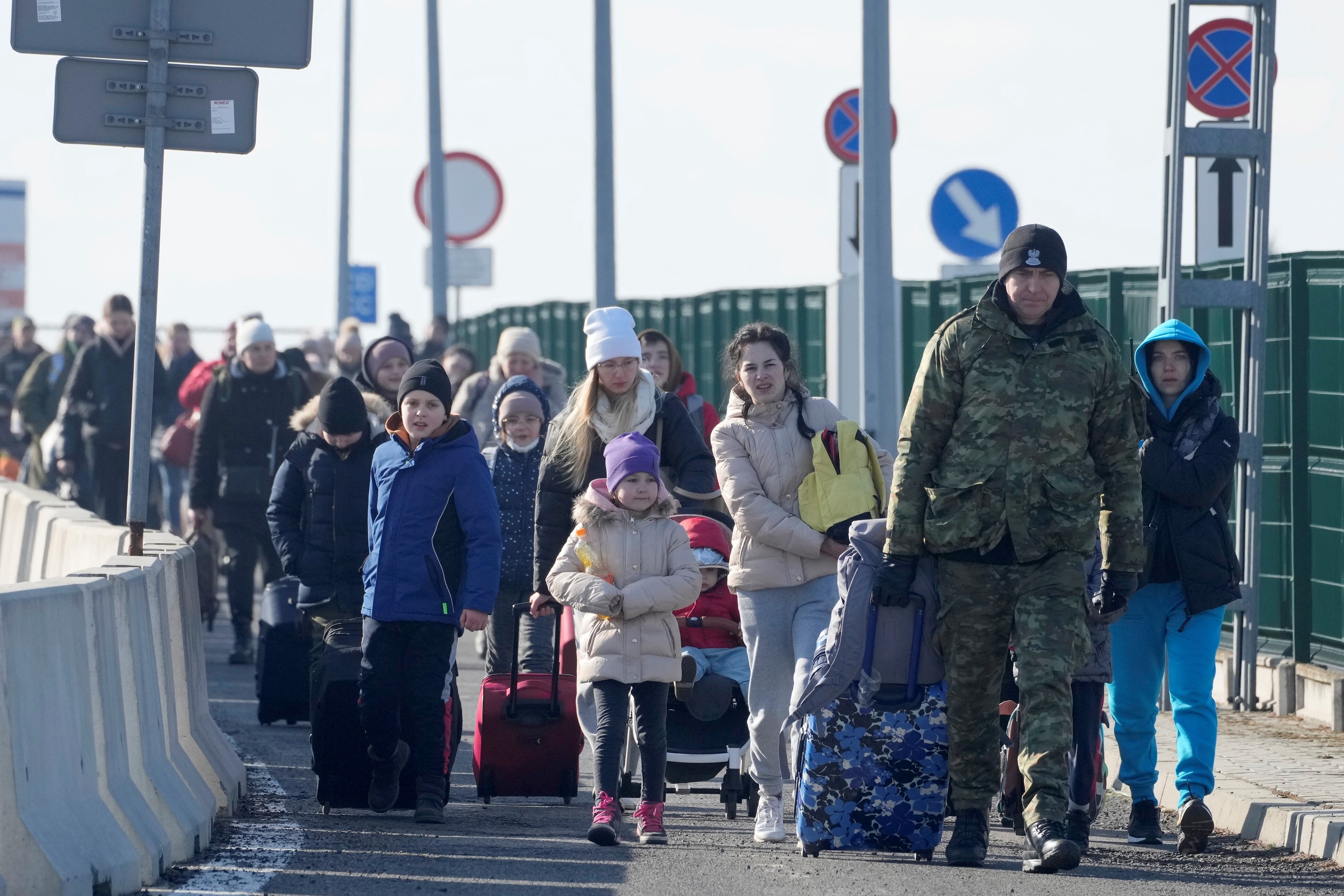 Ucranianos cruzan la frontera para llegar a Polonia 