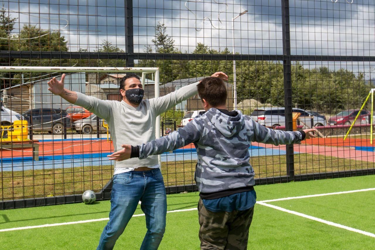 Abrazo de gol para festejar la inauguración del nuevo espacio.