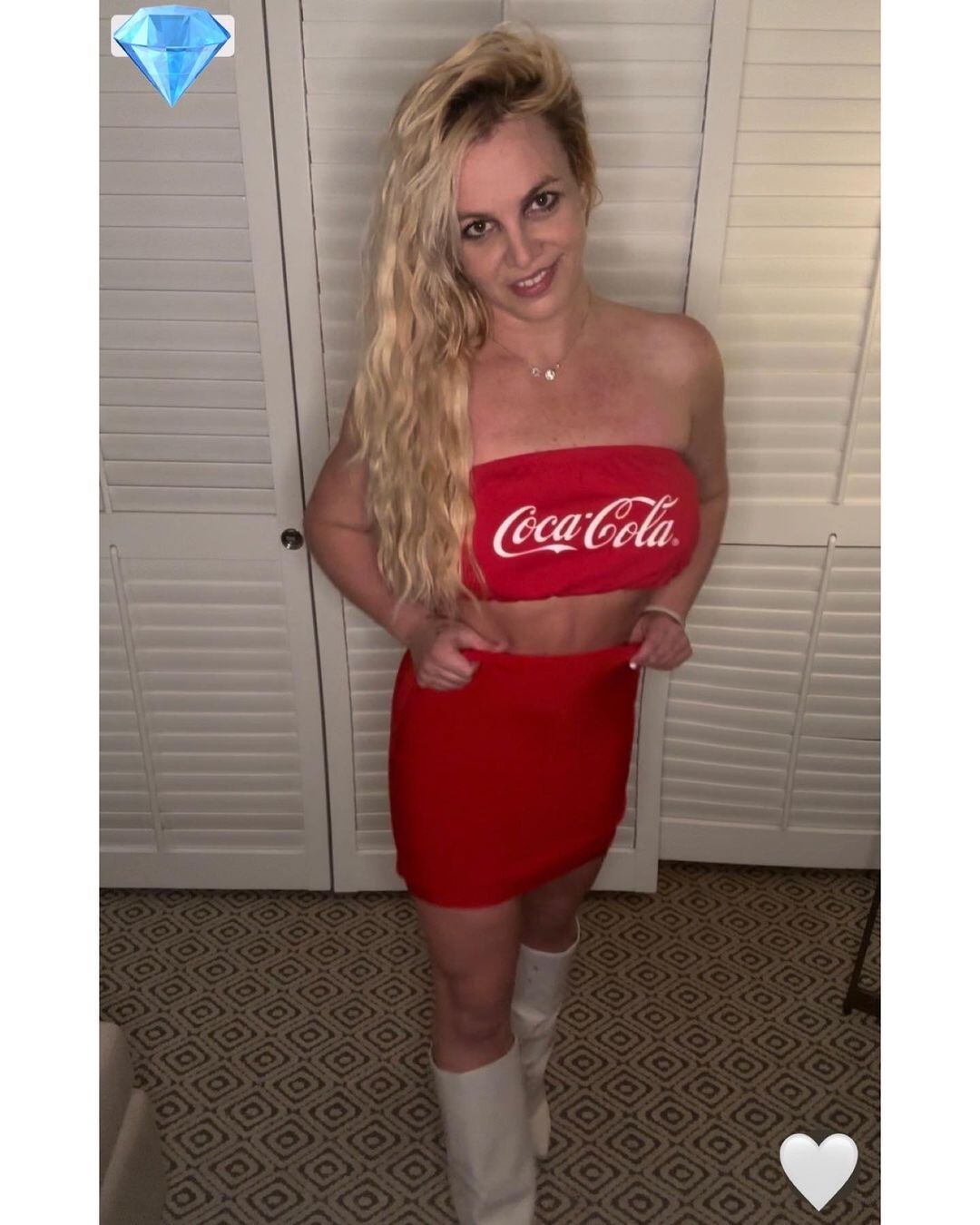 Britney Spears posó con una minifalda roja.