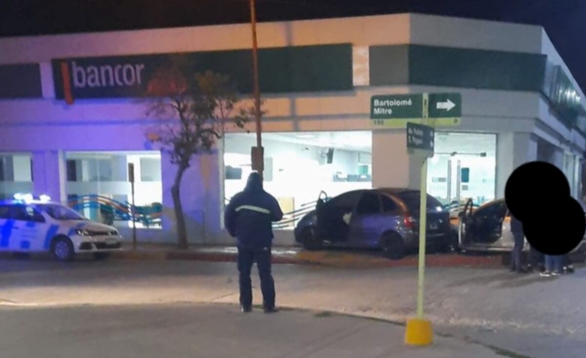 Arroyito: luego del accidente los autos quedaron sobre la vereda del Banco Córdoba