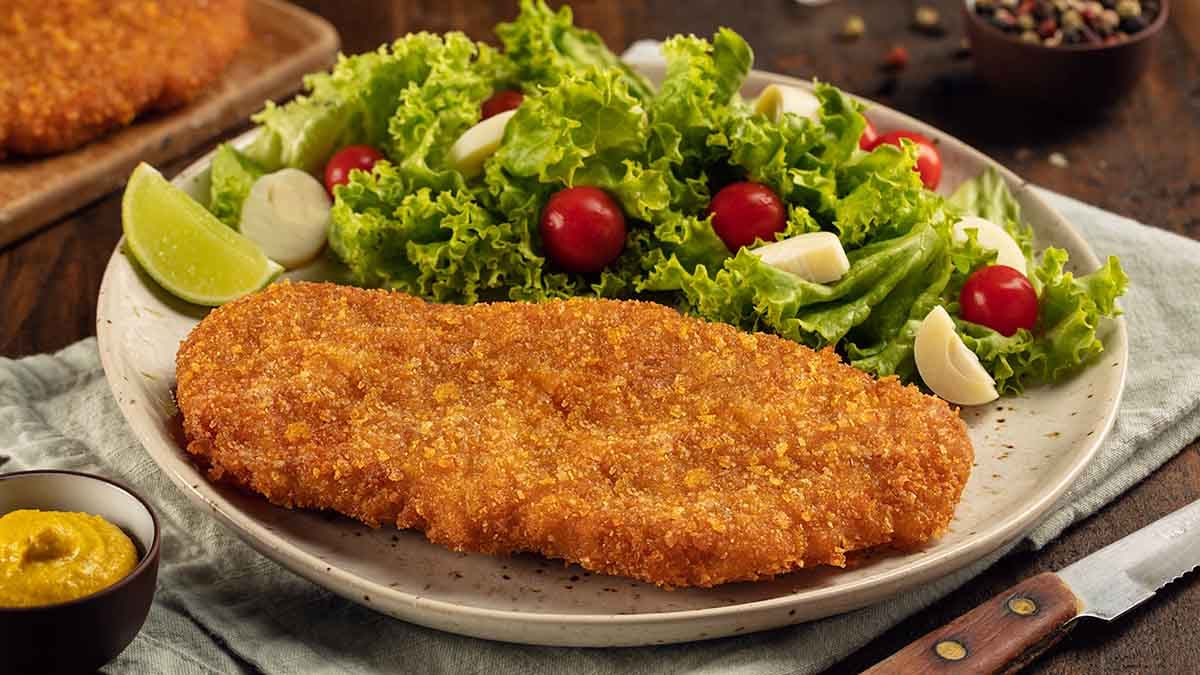 Taste Atlas eligió a la milanesa napolitana argentina como la mejor carne empanizada del mundo.