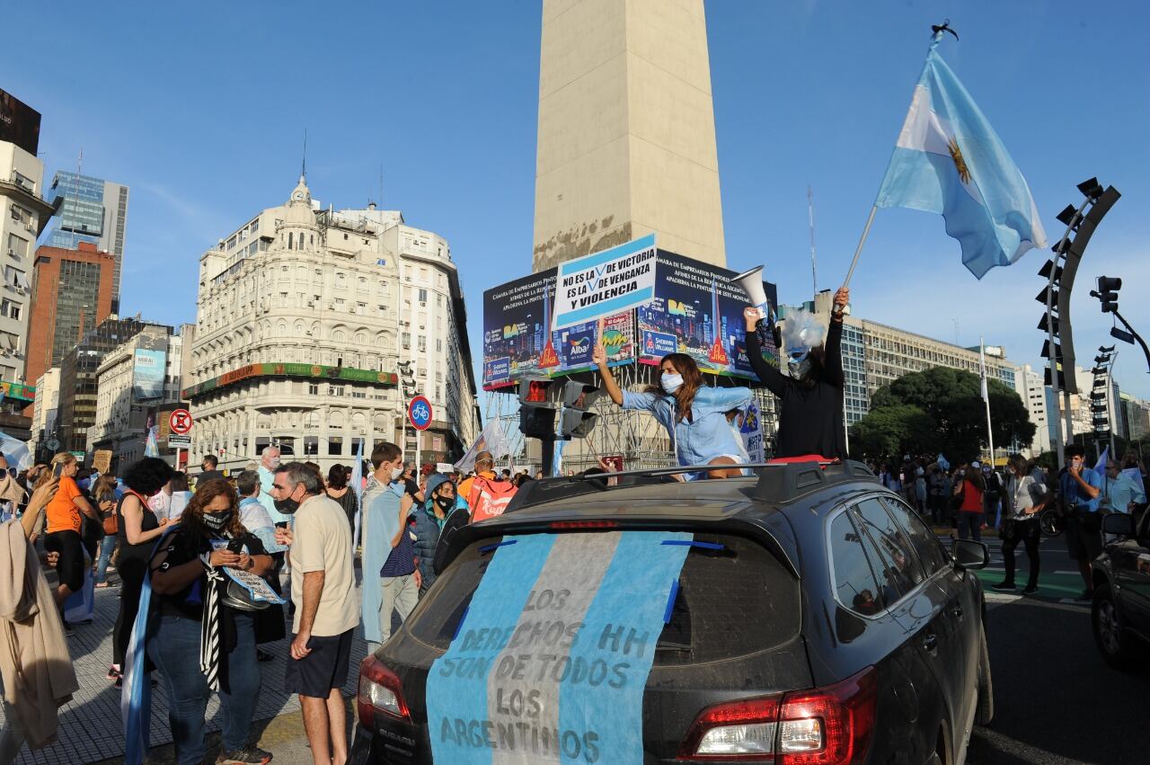 Cientos de personas marcharon al Obelisco en protesta por la suspensión de las clases presenciales. (Clarín)