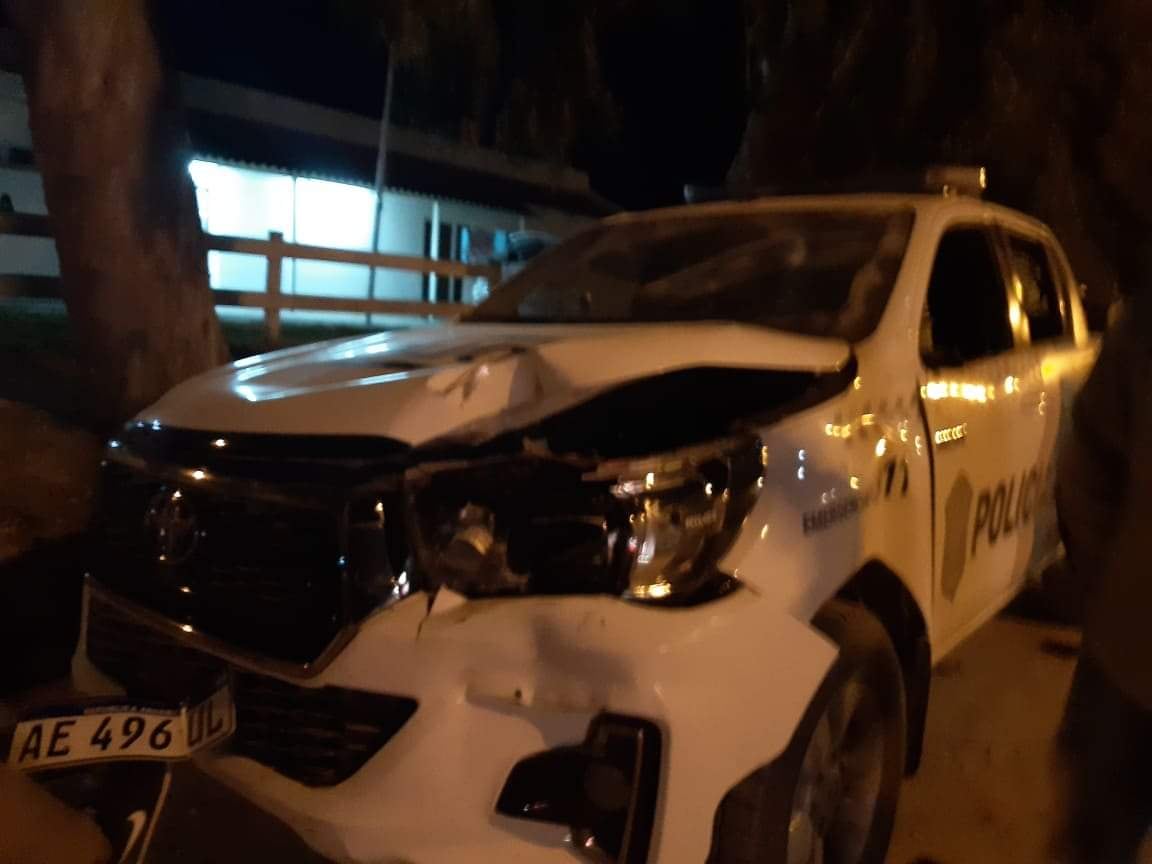 Así quedó el móvil atacado a piedrazos cuando efectivos policiales intentaron desactivar una fiesta clandestina (foto: Gentileza FM Reta)