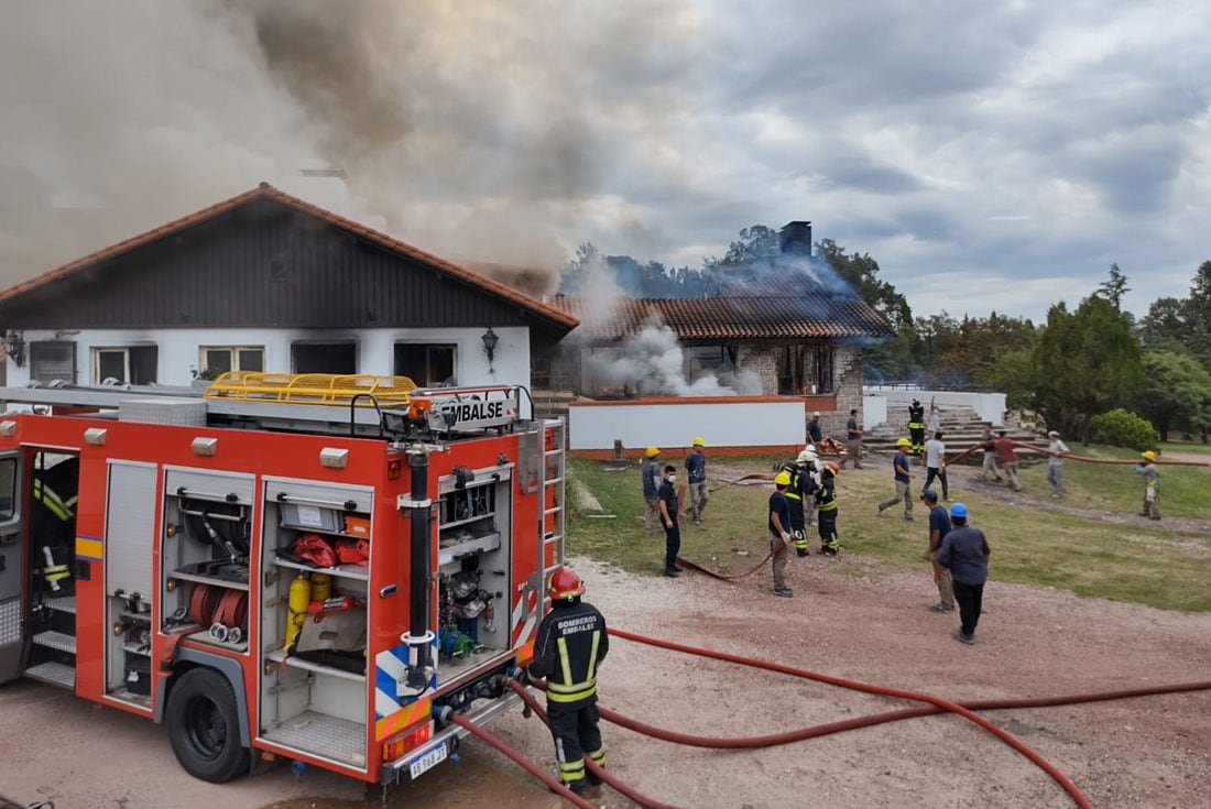 incendio
El Hotel 4 de la Unidad Turística Embalse se incendió este miércoles provocando importantes daños materiales en el lugar. El foco se concentró en el sector de cocinas y del comedor del establecimiento
Gentileza Josefina